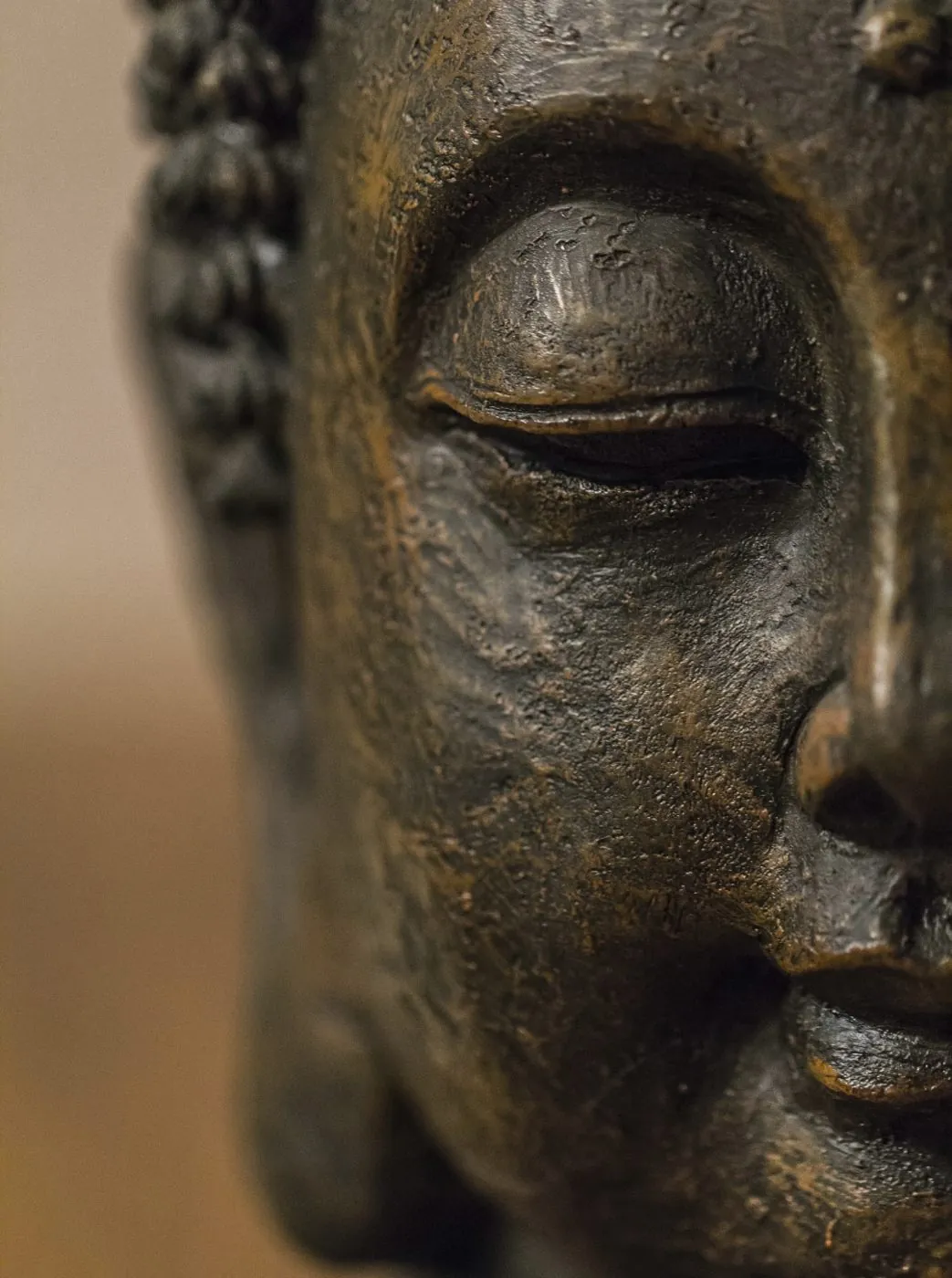 Il volto di una statua del Buddha, in pace