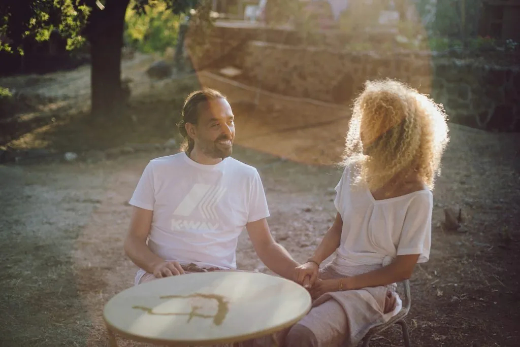 Luca e Banu in giardino, all'Ashram
