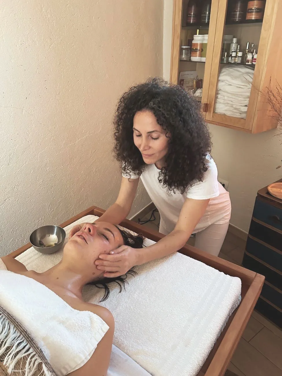 Banu durante un trattamento ayurvedico del viso