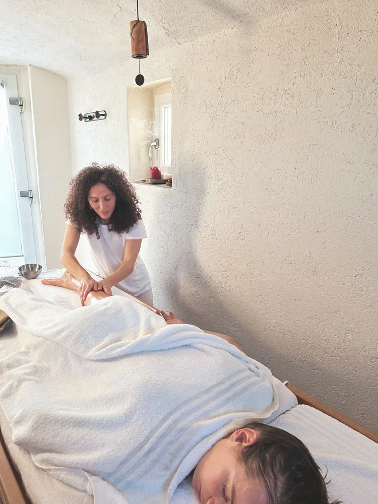 Banu durante un Sarvanga Abhyanga, il trattamento ayurvedico completo con olio caldo
